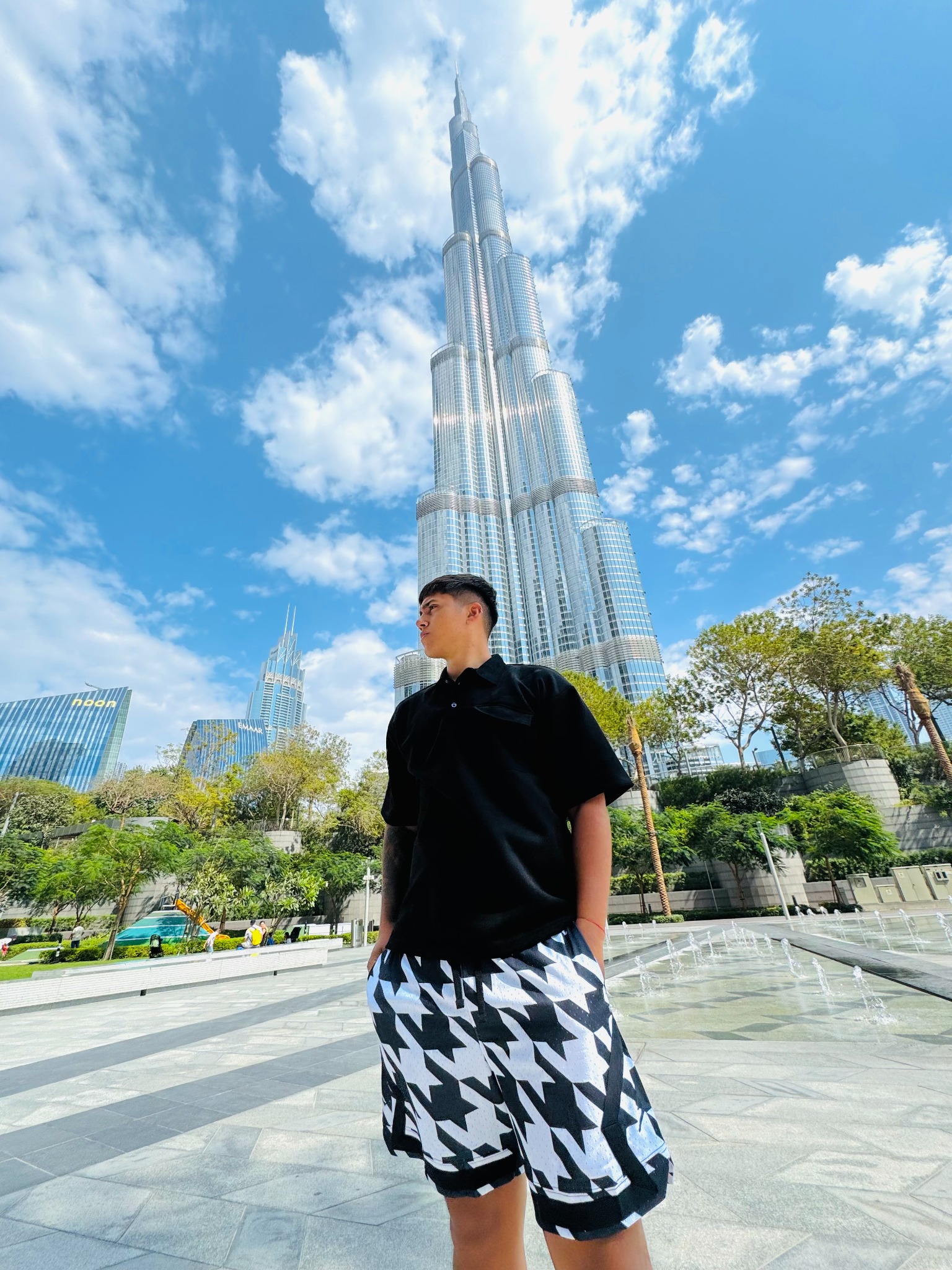 Nahuel durante un viaje a Dubái, frente al Burj Khalifa