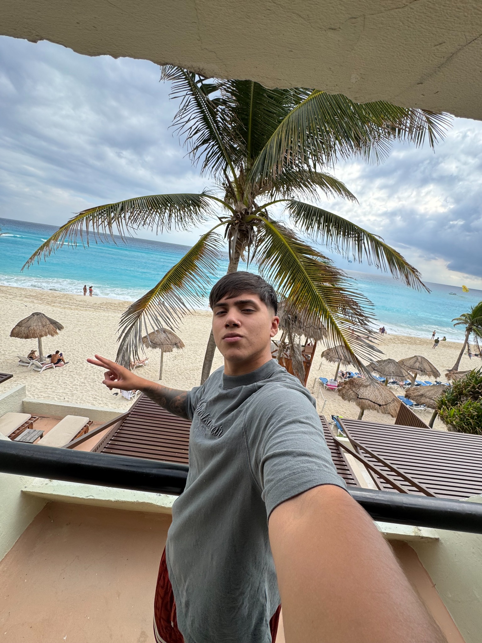 Nahuel durante un viaje, con la playa y el mar de fondo